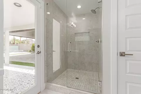 Bath - 3533 E Turquoise Ave, Phoenix, AZ 85028 photo 1 of 6