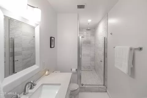 Bath - 4020 N 33rd Pl, Phoenix, AZ 85018 photo 2 of 7