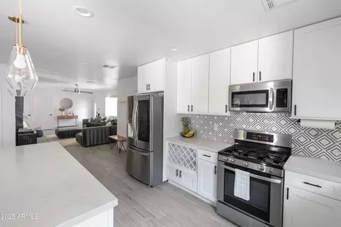 Kitchen - 4020 N 33rd Pl, Phoenix, AZ 85018 photo 5 of 6