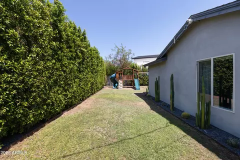 Exterior - 4020 N 33rd Pl, Phoenix, AZ 85018 photo 7 of 11