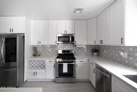 Kitchen - 4020 N 33rd Pl, Phoenix, AZ 85018 photo 2 of 6