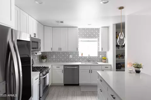 Kitchen - 4020 N 33rd Pl, Phoenix, AZ 85018 photo 1 of 6