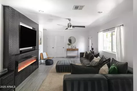 Living - 4020 N 33rd Pl, Phoenix, AZ 85018 photo 2 of 3
