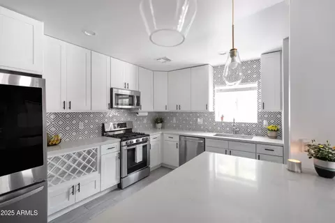 Kitchen - 4020 N 33rd Pl, Phoenix, AZ 85018 photo 4 of 6