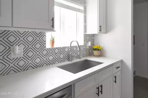 Kitchen - 4020 N 33rd Pl, Phoenix, AZ 85018 photo 6 of 6
