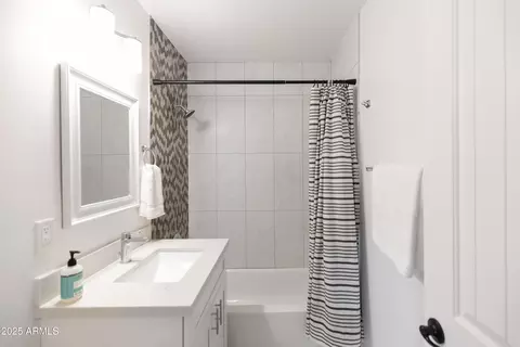 Bath - 4020 N 33rd Pl, Phoenix, AZ 85018 photo 5 of 7