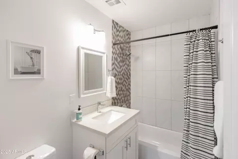 Bath - 4020 N 33rd Pl, Phoenix, AZ 85018 photo 6 of 7
