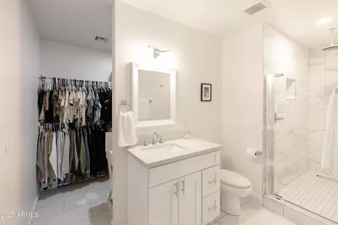 Bath - 4020 N 33rd Pl, Phoenix, AZ 85018 photo 1 of 7