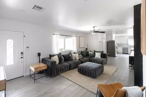 Living - 4020 N 33rd Pl, Phoenix, AZ 85018 photo 1 of 3