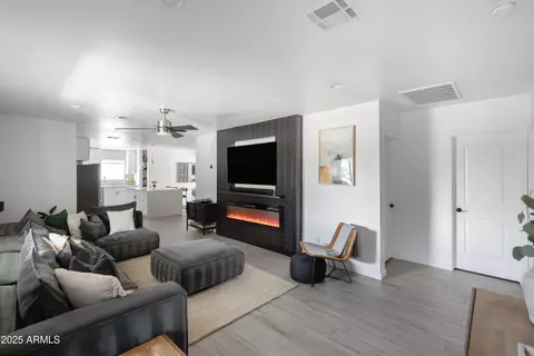Living - 4020 N 33rd Pl, Phoenix, AZ 85018 photo 3 of 3