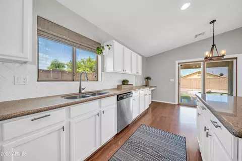 Kitchen - 1704 E Beverly Rd, Phoenix, AZ 85042 photo 5 of 5