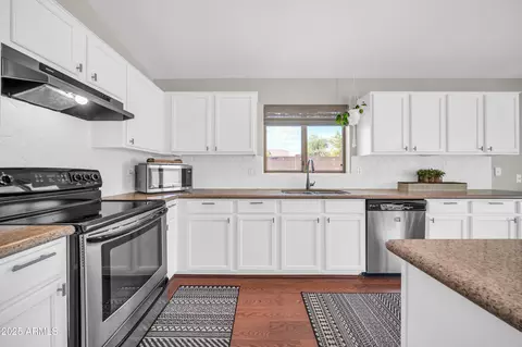 Kitchen - 1704 E Beverly Rd, Phoenix, AZ 85042 photo 3 of 5