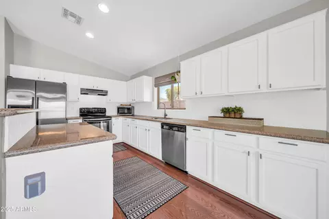 Kitchen - 1704 E Beverly Rd, Phoenix, AZ 85042 photo 4 of 5
