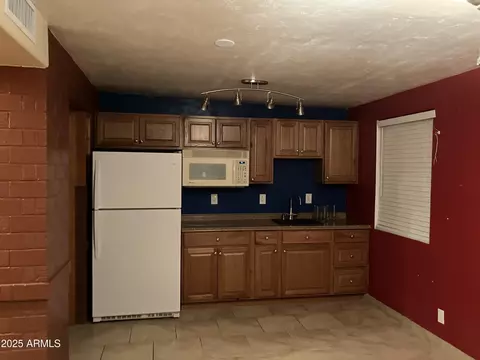 Kitchen - 6750 N 11th Pl, Phoenix, AZ 85014 photo 2 of 2