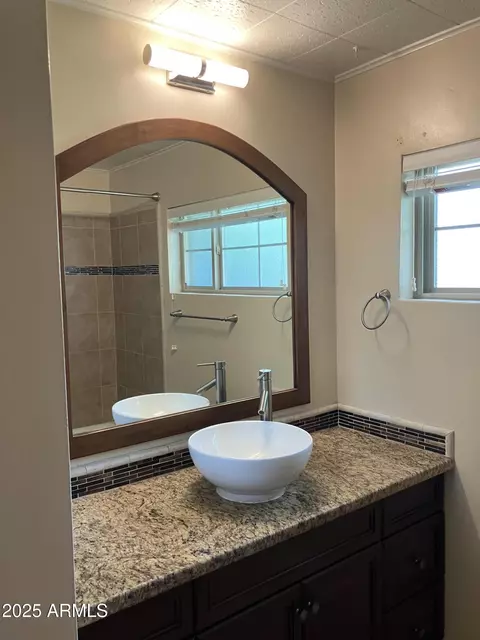 Bath - 6750 N 11th Pl, Phoenix, AZ 85014 photo 5 of 5