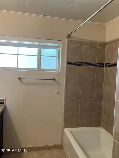 Bath - 6750 N 11th Pl, Phoenix, AZ 85014 photo 4 of 5