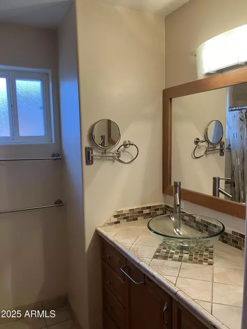 Bath - 6750 N 11th Pl, Phoenix, AZ 85014 photo 1 of 5