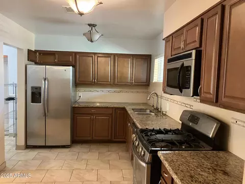 Kitchen - 6750 N 11th Pl, Phoenix, AZ 85014 photo 1 of 2