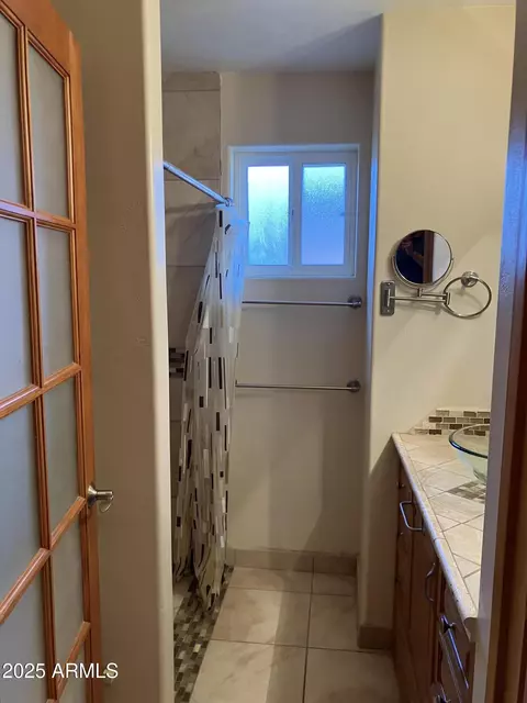 Bath - 6750 N 11th Pl, Phoenix, AZ 85014 photo 2 of 5