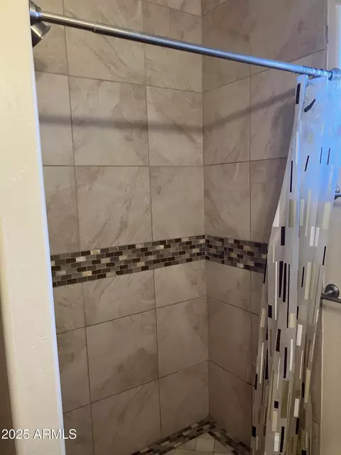 Bath - 6750 N 11th Pl, Phoenix, AZ 85014 photo 3 of 5