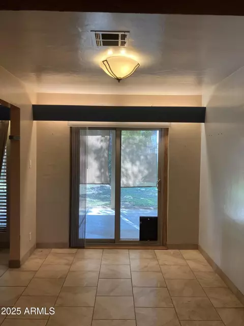 Dining - 6750 N 11th Pl, Phoenix, AZ 85014 photo 1 of 1