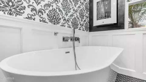 Bath - 1363 E Mitchell Dr, Phoenix, AZ 85014 photo 2 of 5
