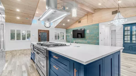 Kitchen - 1363 E Mitchell Dr, Phoenix, AZ 85014 photo 9 of 10