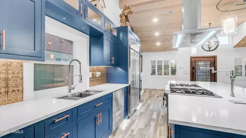 Kitchen - 1363 E Mitchell Dr, Phoenix, AZ 85014 photo 8 of 10