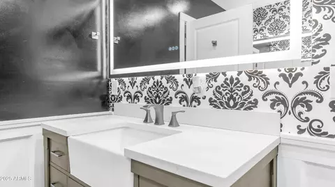 Bath - 1363 E Mitchell Dr, Phoenix, AZ 85014 photo 4 of 5