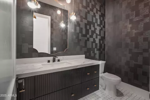 Bath - 830 E Steinbeck Dr, Phoenix, AZ 85086 photo 10 of 10