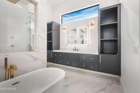 Bath - 830 E Steinbeck Dr, Phoenix, AZ 85086 photo 9 of 10