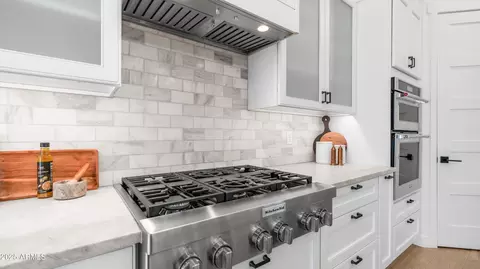 Kitchen - 4108 E Clarendon Ave, Phoenix, AZ 85018 photo 5 of 7