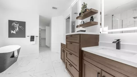 Bath - 4108 E Clarendon Ave, Phoenix, AZ 85018 photo 4 of 11