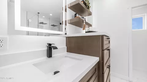 Bath - 4108 E Clarendon Ave, Phoenix, AZ 85018 photo 6 of 11