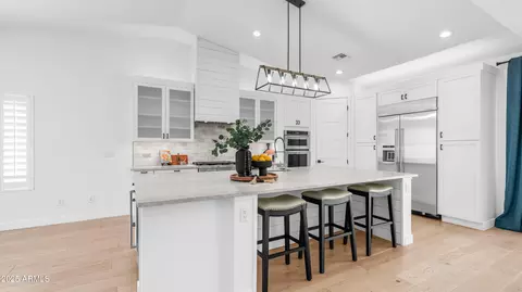Kitchen - 4108 E Clarendon Ave, Phoenix, AZ 85018 photo 3 of 7