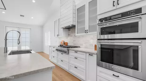Kitchen - 4108 E Clarendon Ave, Phoenix, AZ 85018 photo 6 of 7