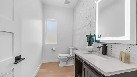 Bath - 4108 E Clarendon Ave, Phoenix, AZ 85018 photo 7 of 11