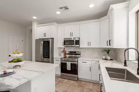 Kitchen - 1332 E Cassia Ln, Gilbert, AZ 85298 photo 3 of 4