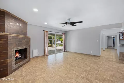 Living - 4643 E Kathleen Rd, Phoenix, AZ 85032 photo 7 of 9