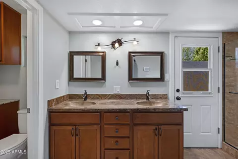 Bath - 4643 E Kathleen Rd, Phoenix, AZ 85032 photo 1 of 3