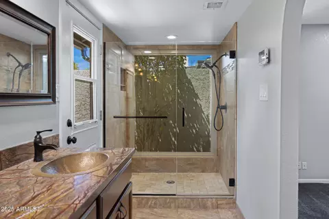 Bath - 4643 E Kathleen Rd, Phoenix, AZ 85032 photo 2 of 3