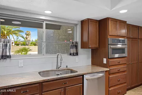 Kitchen - 4643 E Kathleen Rd, Phoenix, AZ 85032 photo 6 of 8
