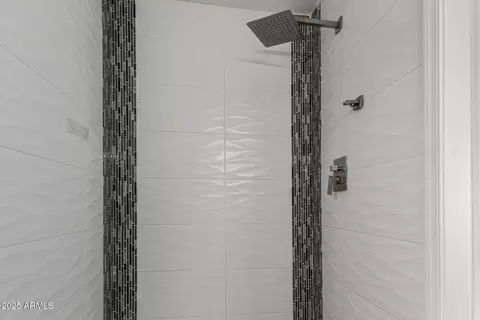 Bath - 3336 Earll Dr, Phoenix, AZ 85018 photo 4 of 5