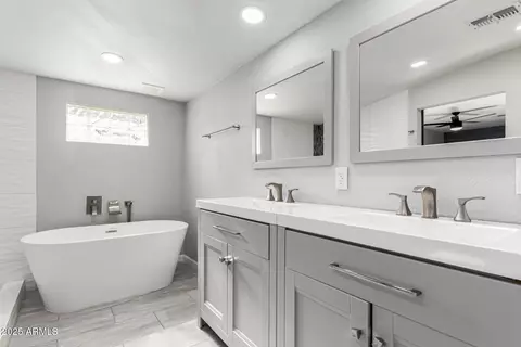 Bath - 3336 Earll Dr, Phoenix, AZ 85018 photo 1 of 5
