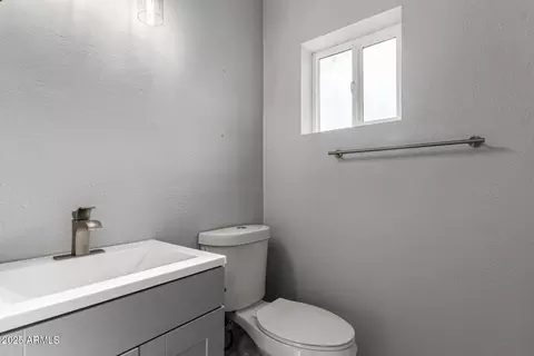Bath - 3336 Earll Dr, Phoenix, AZ 85018 photo 3 of 5