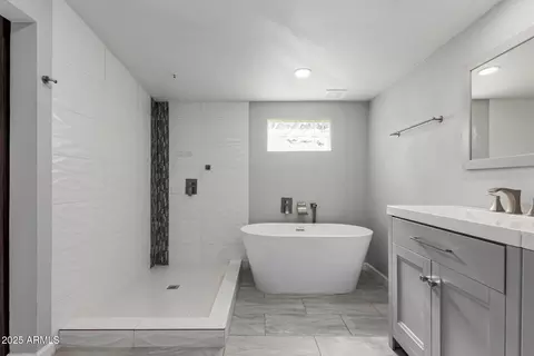Bath - 3336 Earll Dr, Phoenix, AZ 85018 photo 2 of 5