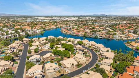 View/Area - 758 S Lagoon Dr, Gilbert, AZ 85233 photo 2 of 10