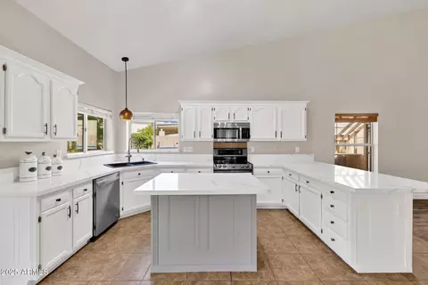 Kitchen - 758 S Lagoon Dr, Gilbert, AZ 85233 photo 8 of 8