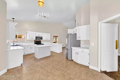 Kitchen - 758 S Lagoon Dr, Gilbert, AZ 85233 photo 6 of 8