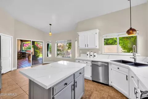 Kitchen - 758 S Lagoon Dr, Gilbert, AZ 85233 photo 4 of 8